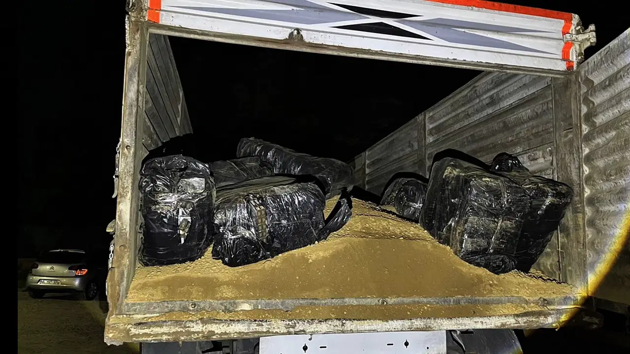 Şanlıurfa'da TIR'da 3.7 Milyon TL'lik Kaçak Tütün ve Elektronik Sigara Ele Geçirildi