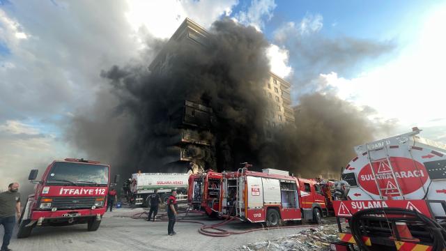 Şanlıurfa'da 10 Katlı Binada Yangın: İtfaiye Müdahale Ediyor
