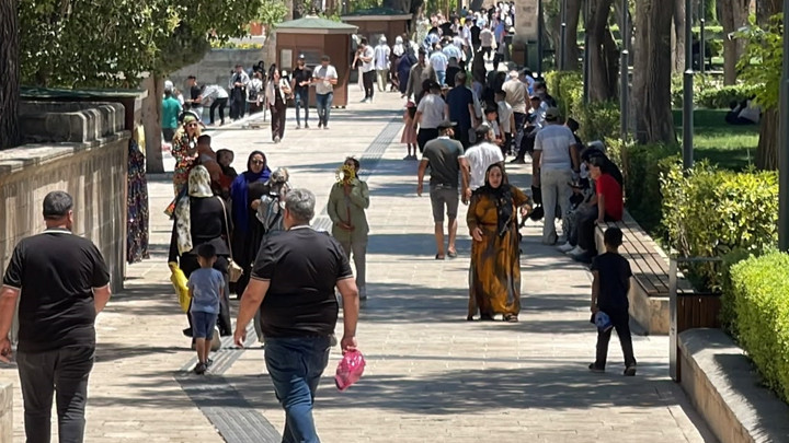 Şanlıurfa'da hava 40 derece: Vatandaşlar gölgelere sığındı