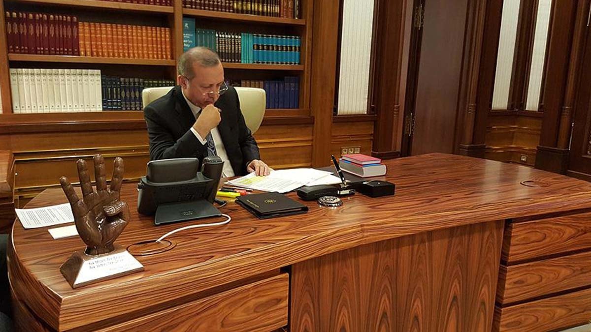 Saray'da şok anket: Erdoğan'ın masasına konuldu