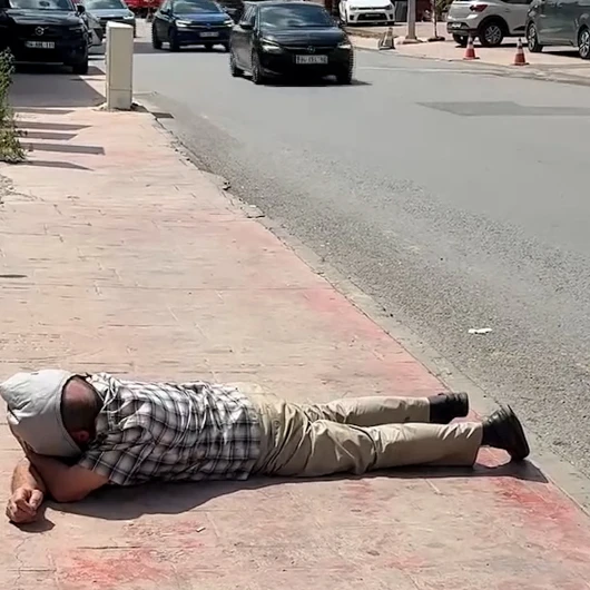 Sarhoş Şahıs Kaldırımda 'Ben Mevtayım' Deyip Ekiplere Direnince Hastaneye Kaldırıldı