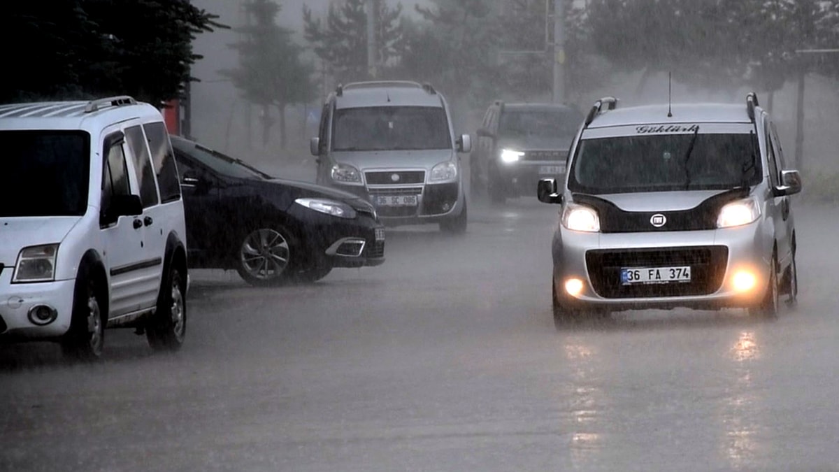 Sarıkış ve Digor'da Dolu ve Sağanak Hayatı Olumsuz Etkiledi