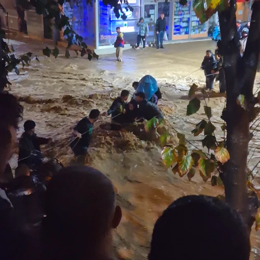 Sarıyer'de Sağanak Felaketi: Mahsur Kalanlar Halatla Kurtarıldı