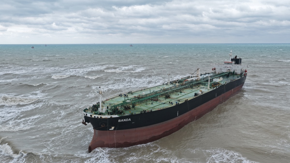 Sarıyer'de 238 metrelik tanker karaya oturdu