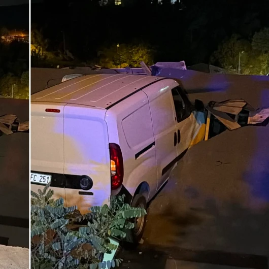 Sarıyer'de Araç Evin Çatısına Düştü: Sürücü Yaralandı