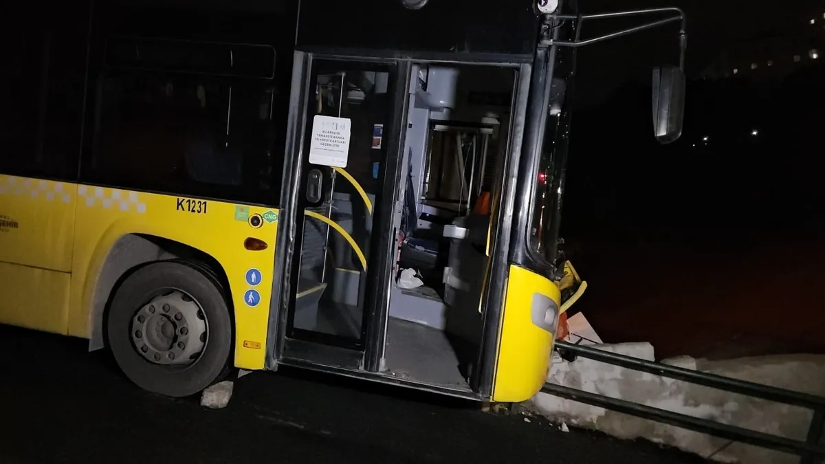 Sarıyer'de İETT otobüsü kontrolden çıktı: Bariyere çarpıp durabildi
