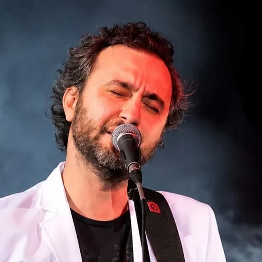 Şarkıcı Nev Karaciğer Yetmezliğinden Hayatını Kaybetti