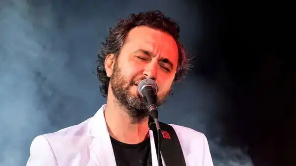 Şarkıcı Nev Kritik: Yeniden Entübe Edildi