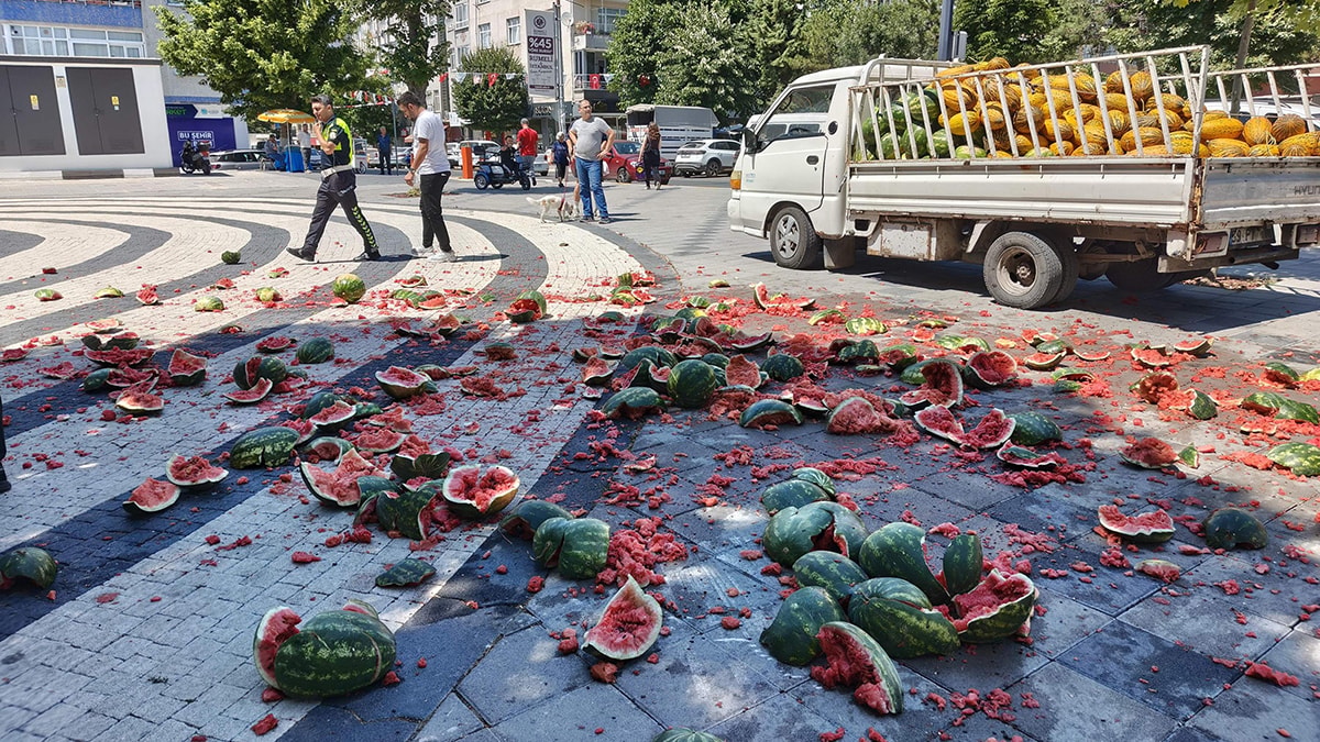 Satış izni alamayan seyyar satıcı karpuzları belediye önünde imha etti