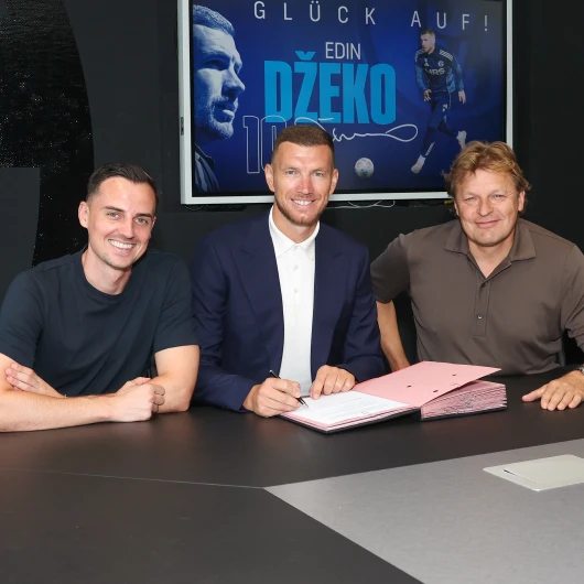 Schalke 40 Yaşındaki Dzeko'yu Transfer Etti