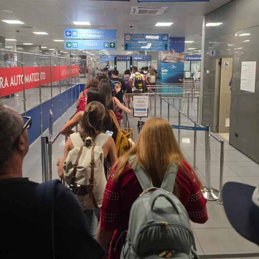 Schengen'de Yeni Dönem: İtalya, İspanya Uçuşlarında Pasaport Kontrolü Başlattı