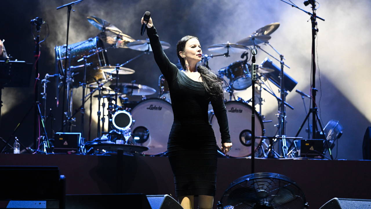 Şebnem Ferah 6 yıl sonra İzmir'de coşkulu konser verdi