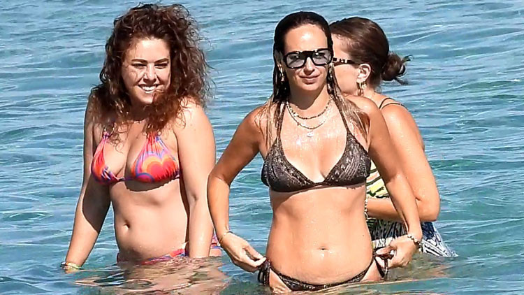 Seda Bakan Çeşme’de Kız Kıza Tatil Keyfi