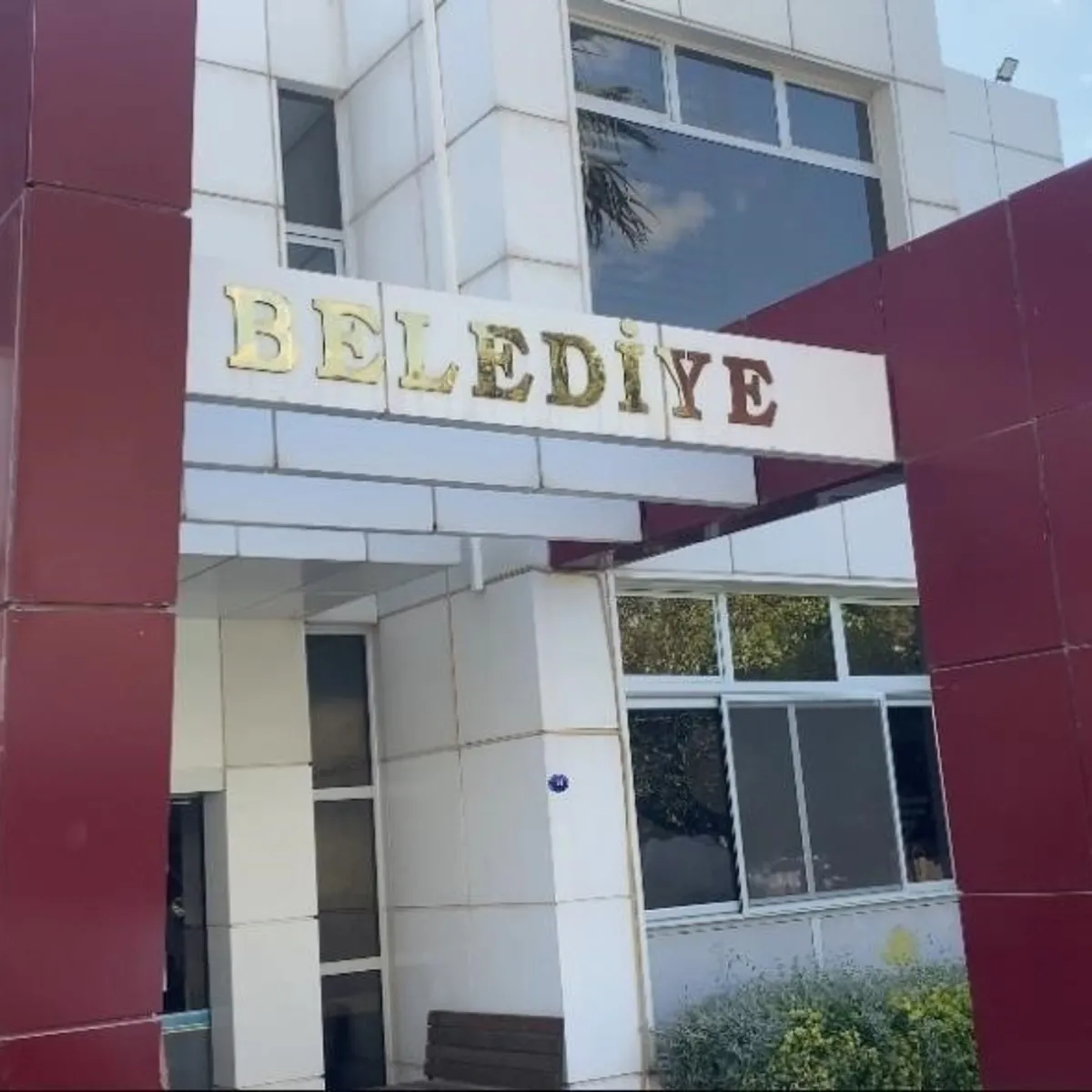 Seferihisar Belediyesi'nde Rüşvet Operasyonu Büyüyor: 2 Şoför Gözaltında