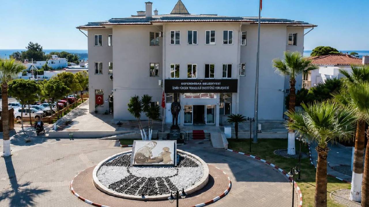 Seferihisar Belediyesi'ne rüşvet operasyonu: 47 gözaltı adliyeye sevk edildi
