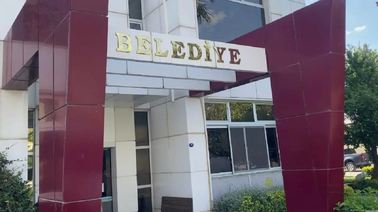 Seferihisar Belediyesi'ne rüşvet operasyonu: 7 kişi adliyede