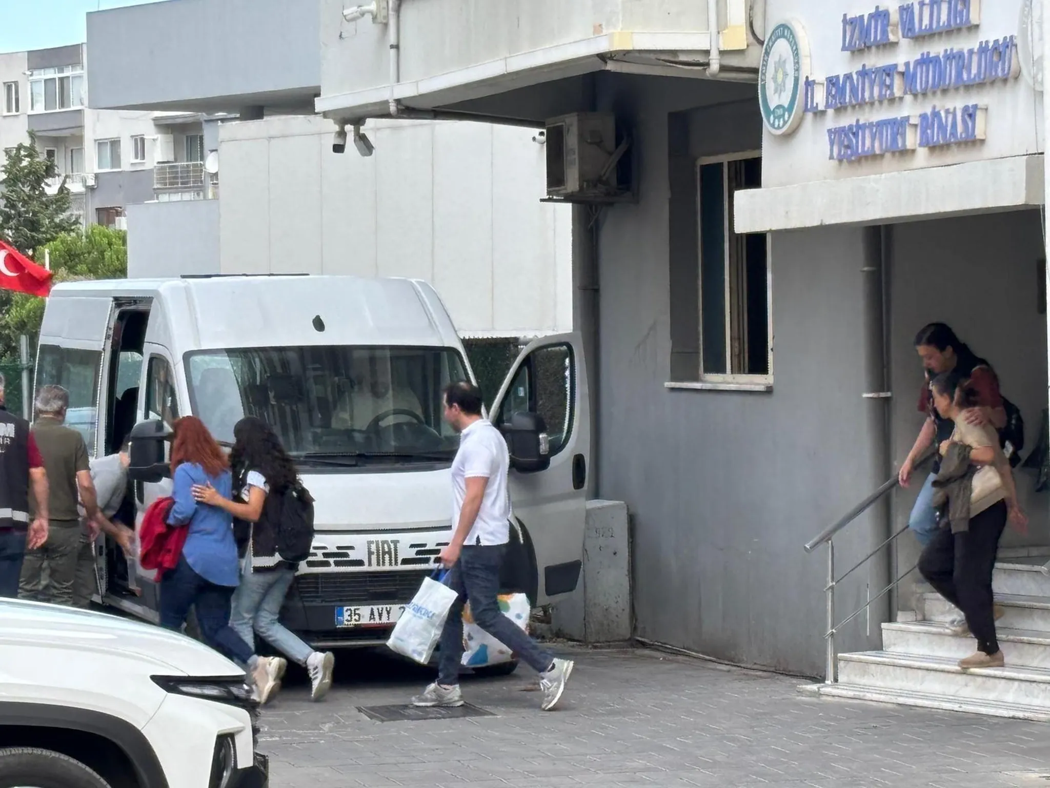 Seferihisar Belediyesi'ne rüşvet operasyonu: Başkan yardımcısı dahil 5 tutuklu