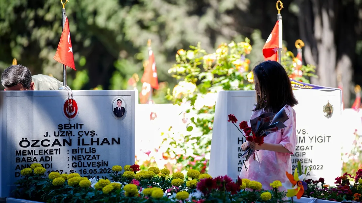 Şehit Aileleri Bayramda Kabir Başında Buluştu