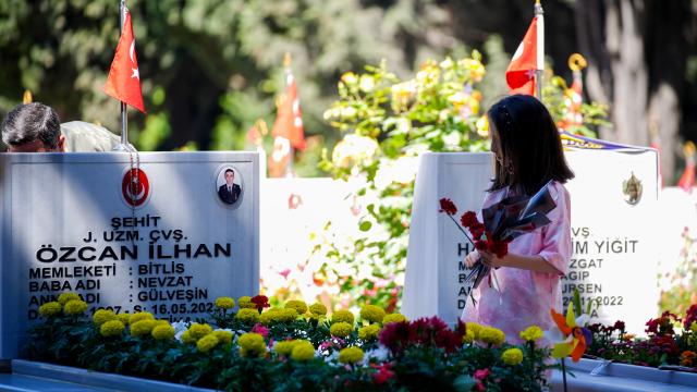 Şehit aileleri bayramın ilk gününde Edirnekapı Şehitliği'ni ziyaret etti