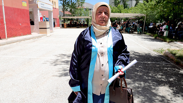 Şehit oğlunun isteğini yerine getirdi: Hamide Korkmaz 51 yaşında liseden mezun oldu