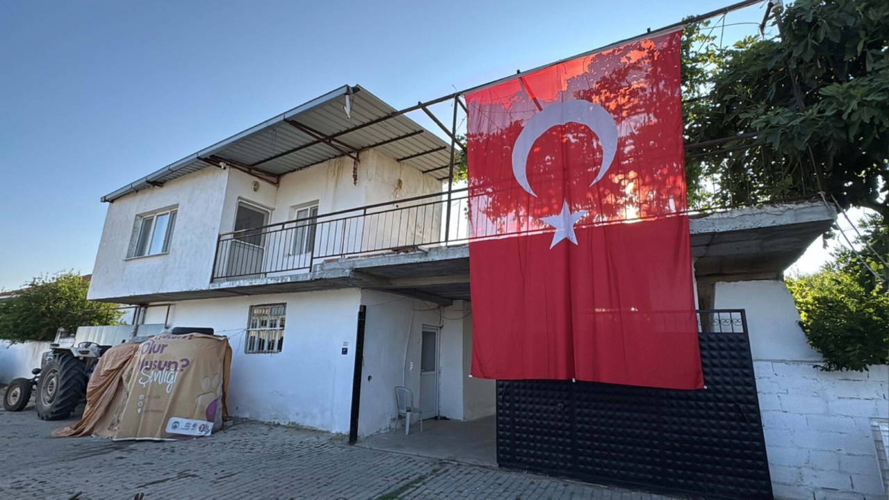 Muğla'da şehit olan polis için Aydın'da bayrak töreni