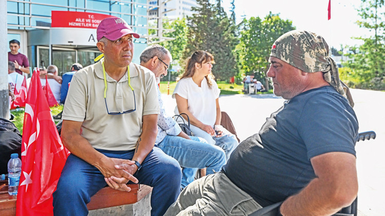 Şehit Yakınları ve Gaziler 39. Günde Aile Bakanlığı Önünde