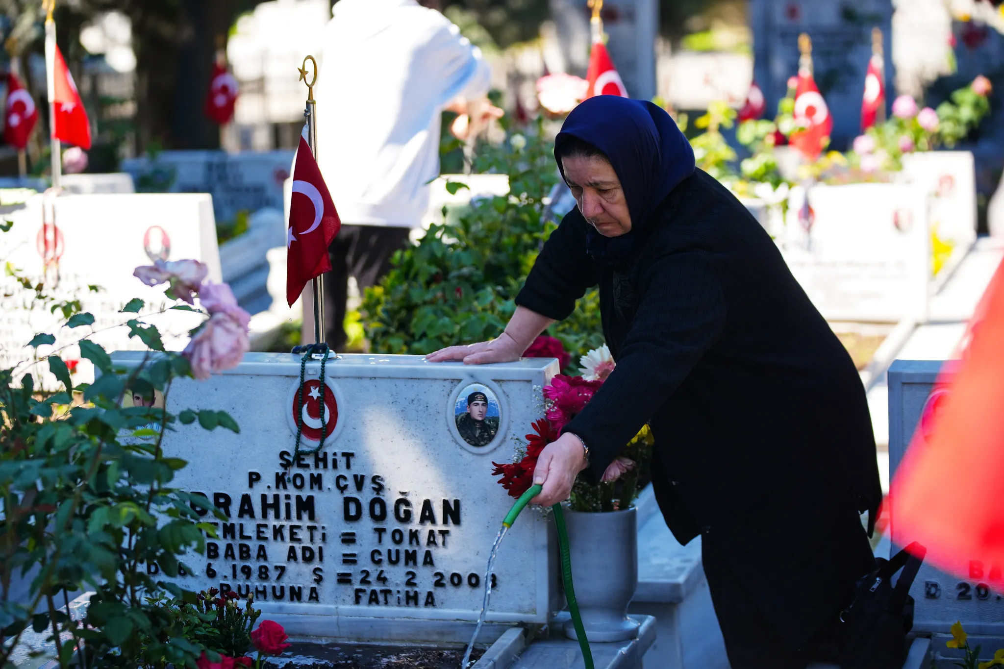 Şehitliklerde hüzünlü bayram: Edirnekapı’da duygu dolu ziyaretler