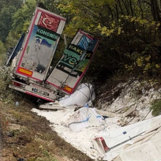 Şeker Yüklü TIR Bursa'da Kanalizasyona Uçtu: Sürücü Yaralı