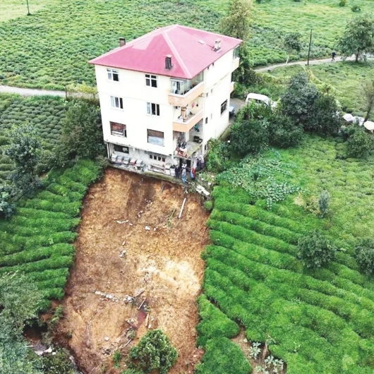 Sel ve heyelan peş peşe: Rize ve Trabzon'da tahliyeler