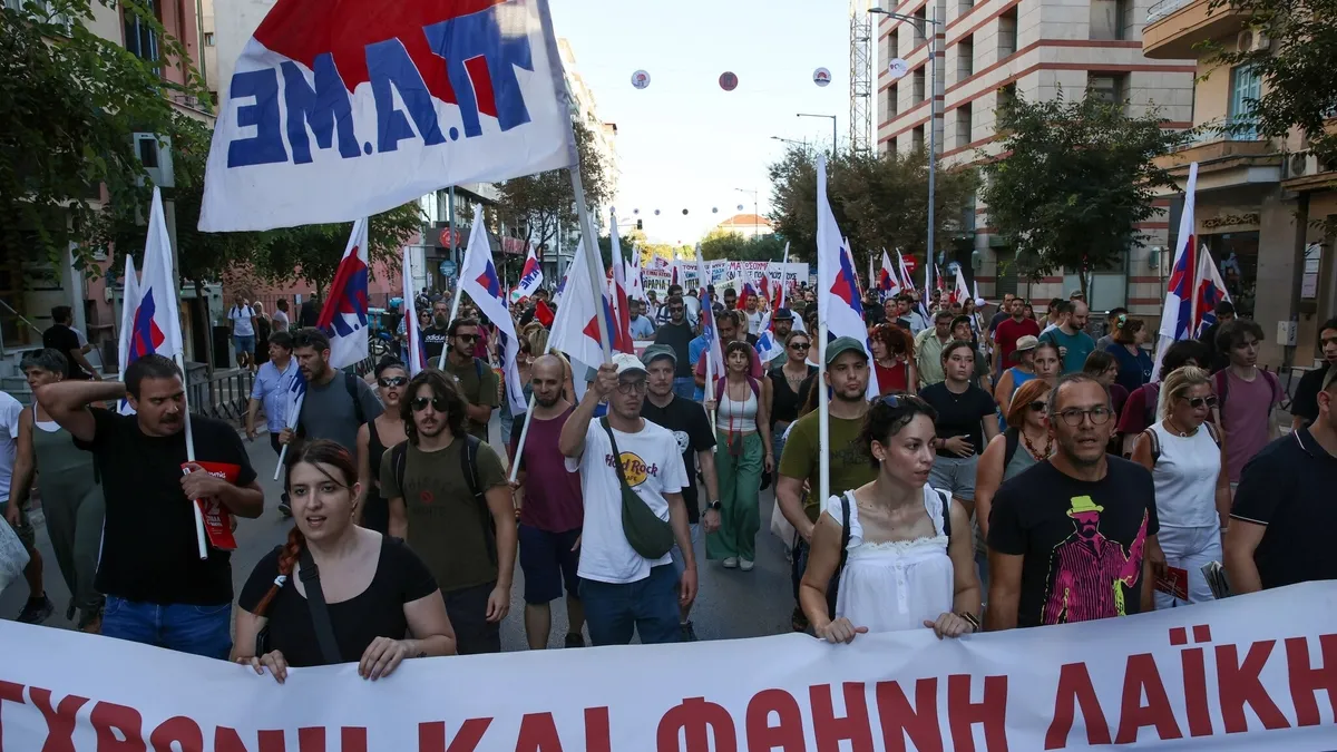 Selanik'te Miçotakis protestosu: 20 traktör merkezde, sahil yolu kapandı