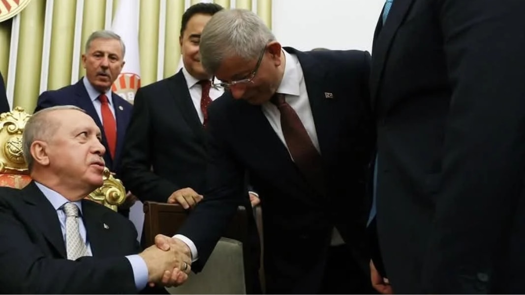 Selçuk Özdağ'dan Davutoğlu'na Sert Eleştiri: Dükkan Kapatır Gibi Parti Kapattı