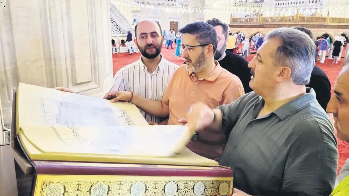 Selimiye Camii'ne ziyaretçi akını: Erdoğan'ın hediye ettiği Kur'an-ı Kerim sergileniyor