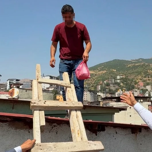 Şemdinli'de Rekor İntihar Girişimi: 242. Kez Çatıda