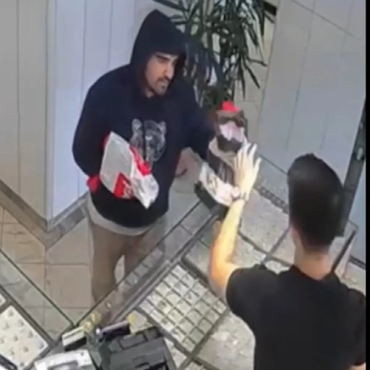 Şemsiyeyle Soygun Girişimi: Sahte Altınlarla Kaçtı
