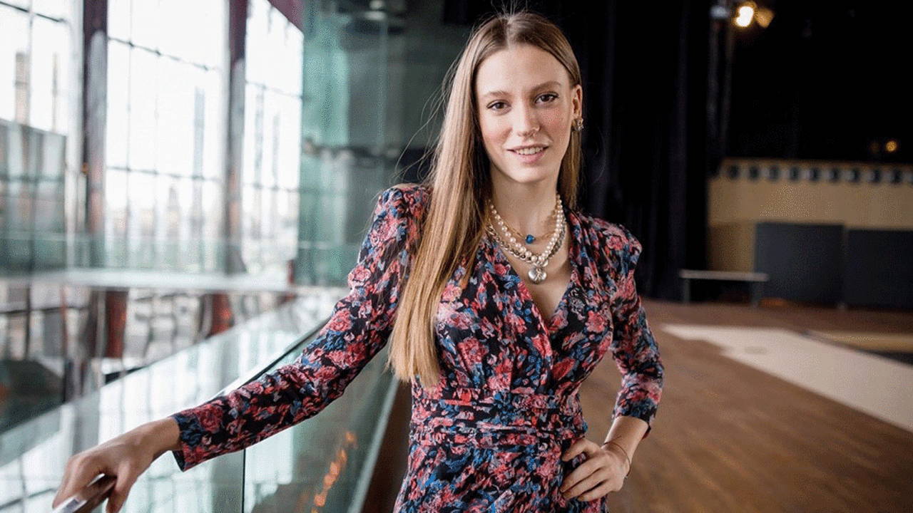 Serenay Sarıkaya milyonluk anlaşmalarla dönüyor