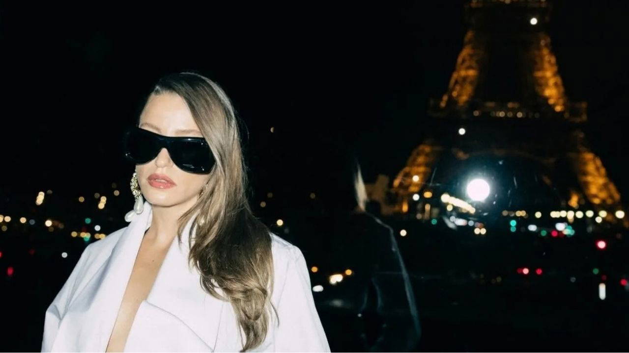 Serenay Sarıkaya Paris Moda Haftası'nda Dünya Yıldızlarıyla Podyumda