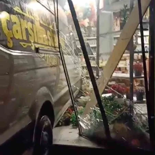Servis aracı züccaciye mağazasına daldı: alışveriş kabusa döndü