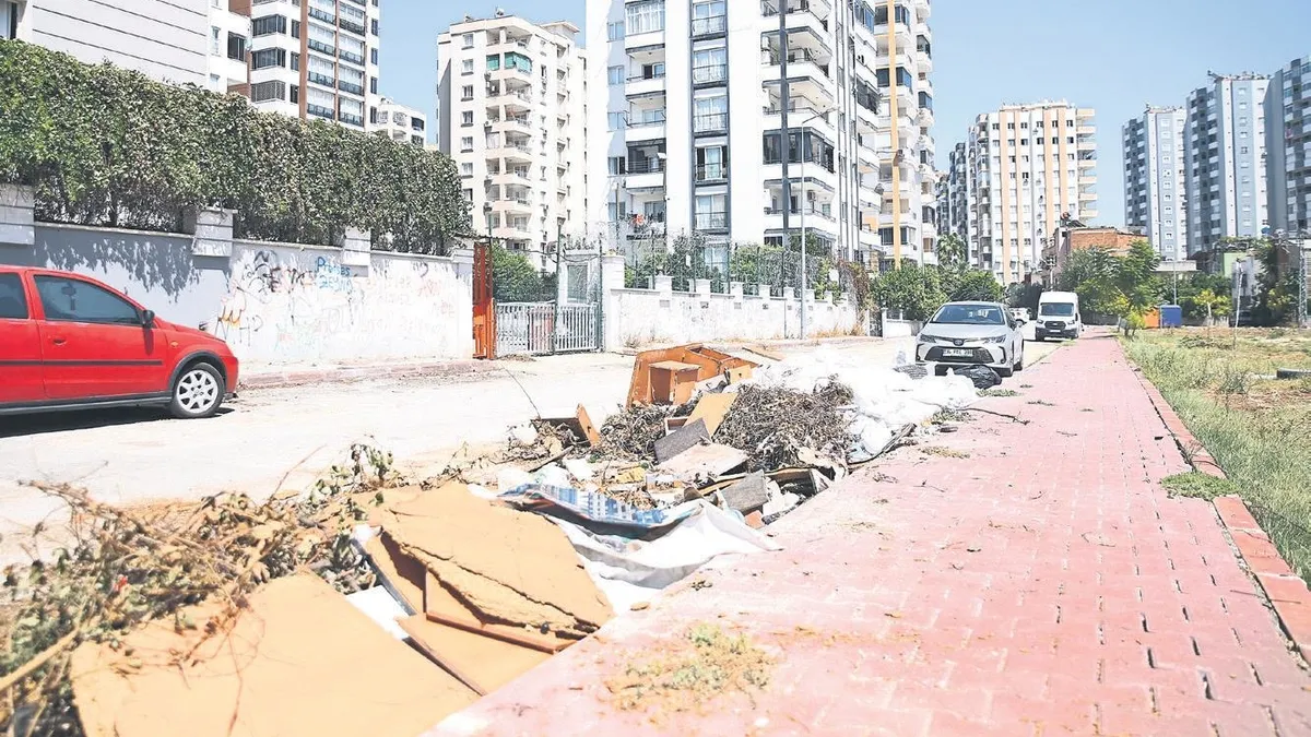 Seyhan'da Çöp Rezaleti: Belediye Çöpleri Toplamıyor, Halk İsyanda