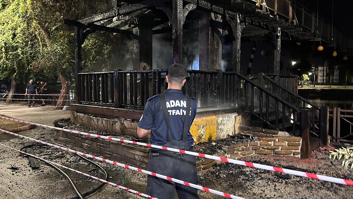 Seyhan Nehri Asma Köprüsü'nde Yangın: Tarihi Yaya Geçidi Tehlikede