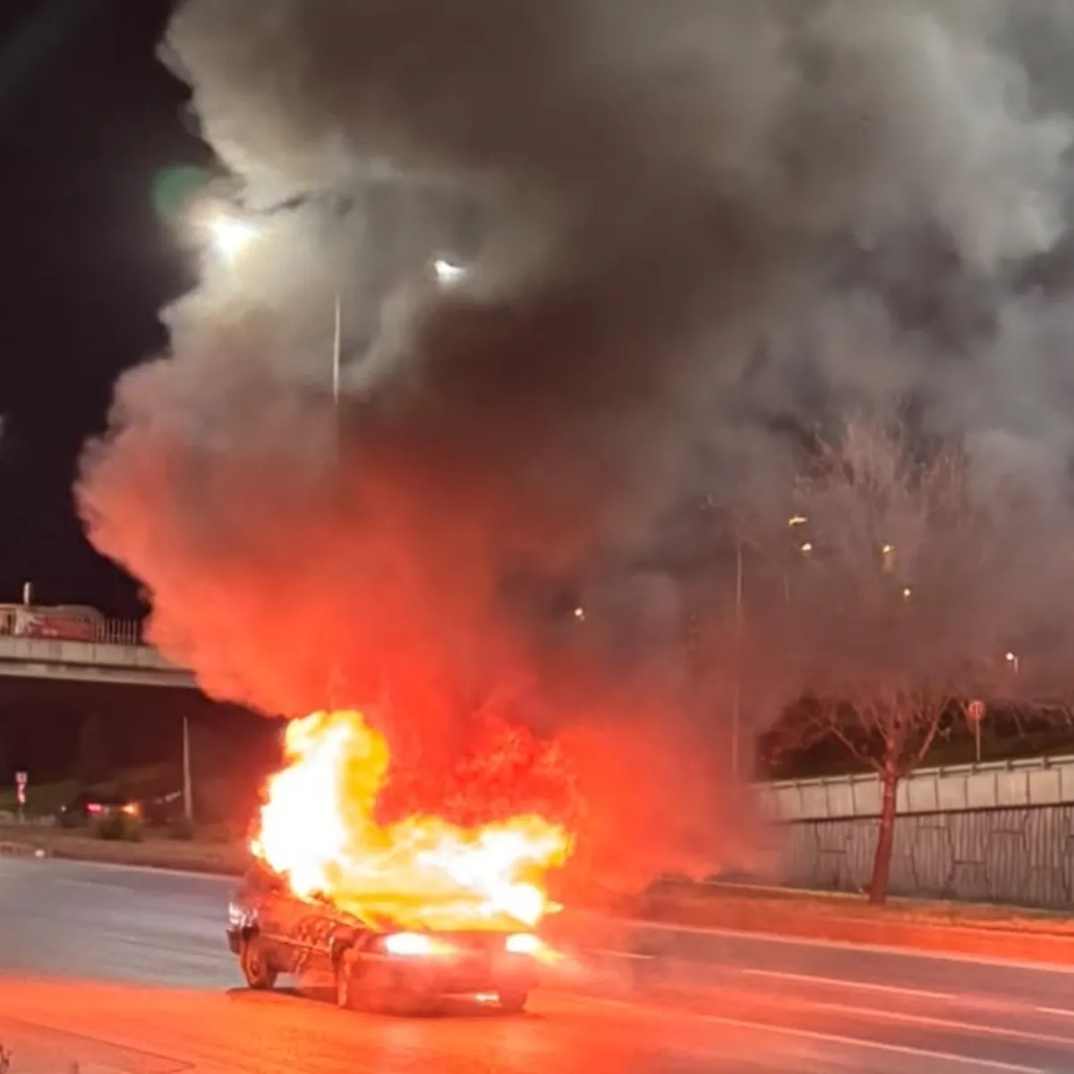 Seyir Halinde Alev Topuna Dönen Otomobilde LPG Tankı Peş Peşe Patladı