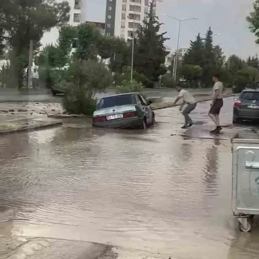 Seyir Halinde Kabus: Otomobil Bir Anda Çukura Gömüldü