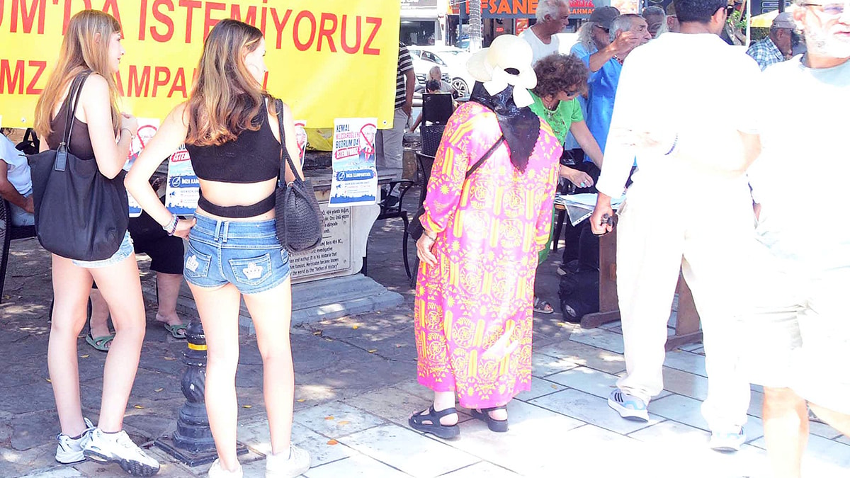 Sıcağa aldırış etmediler: 'Kıçıldaroğlu'nu istemiyoruz' imzası için sıraya girdiler