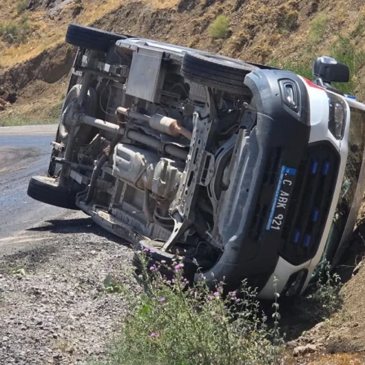 Siirt'te Ambulans Kaygan Yolda Devrildi: Can Kaybı Yok