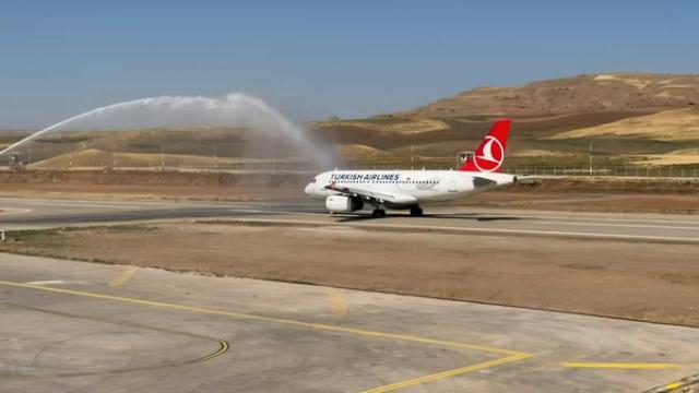 Siirt Havalimanı Yenilendi: İlk Yolcu Uçağı İndi