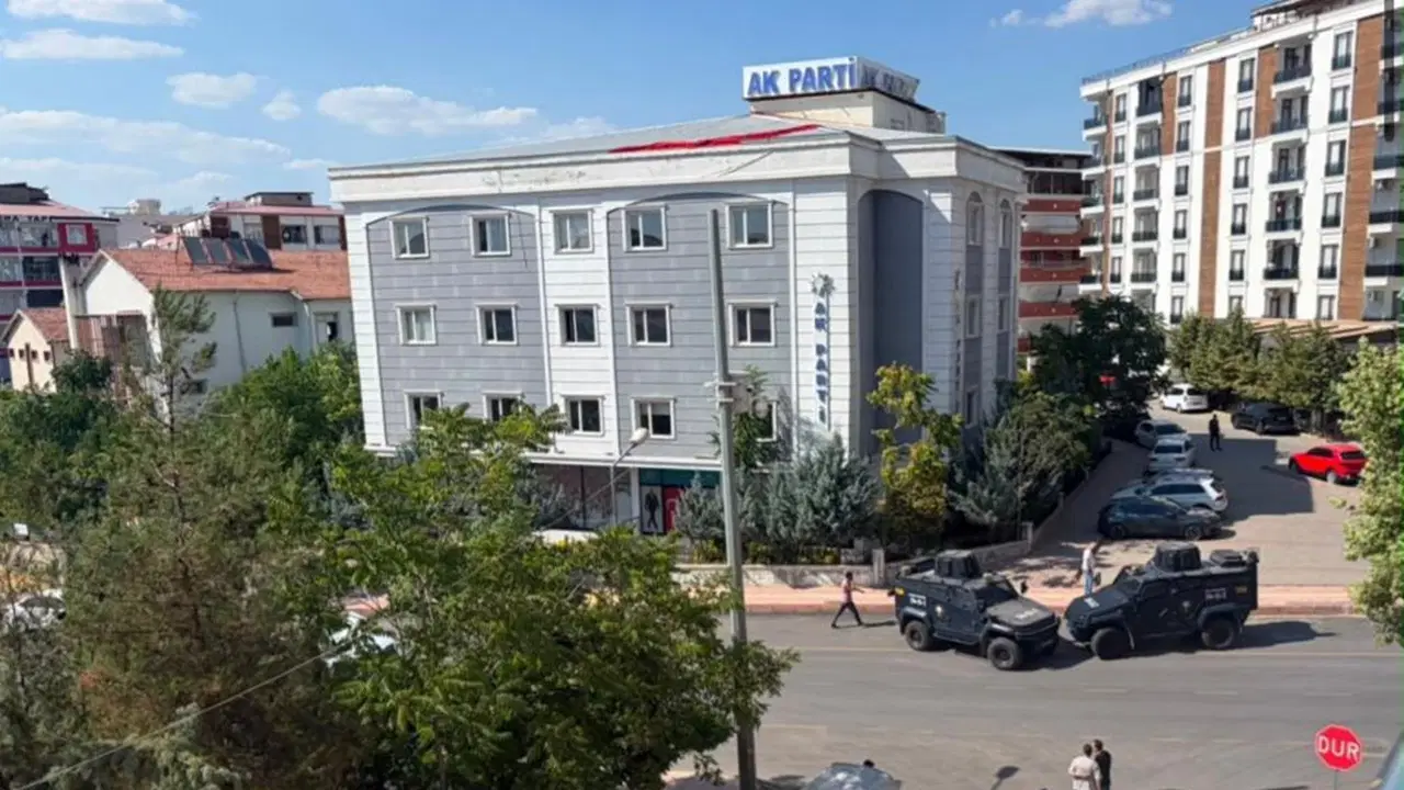 Siirt'te Şüpheli Çanta Alarmı: AKP İl Binası Önünde Korku Dolu Anlar