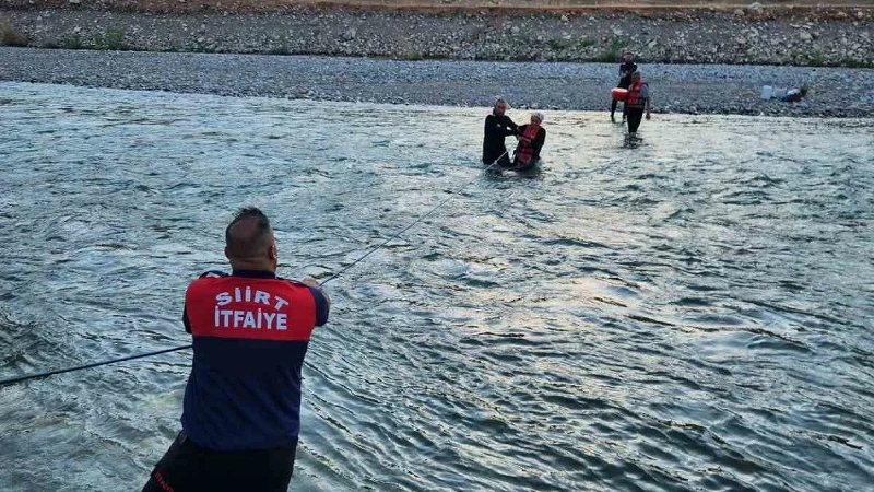 Siirt’te çayda mahsur kalan 8 kişi kurtarıldı