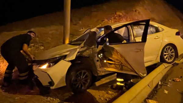 Siirt'te otomobil bariyere çarpıp alev aldı: 1 yaralı