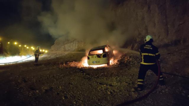 Siirt'te Seyir Halindeki Araç Alev Alev Yandı: Kullanılamaz Hale Geldi