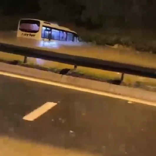 Şile Otoyolu'nu sel vurdu: 3 metre su, araçlar mahsur