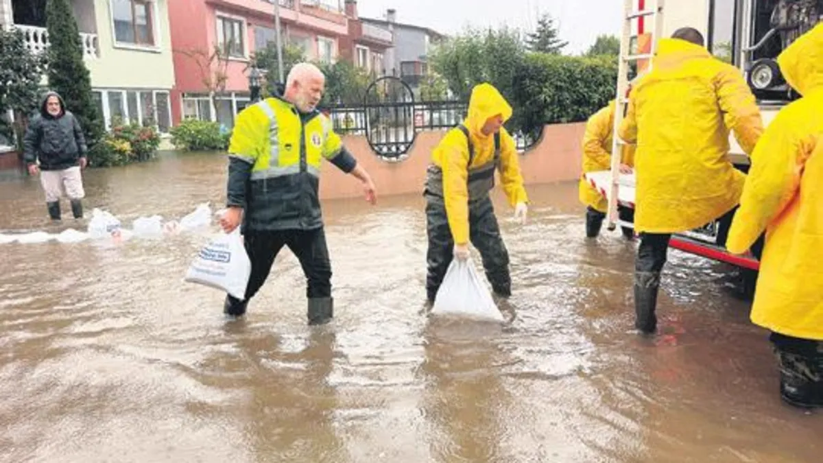 Şile'de Sağanak Taşkına Yol Açtı, Toprak Kayması Meydana Geldi